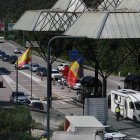 Un agent de la policia nacional fent un control a la frontera a l'estiu.