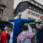 Imatge del moment en què s'alça el Carnestoltes.