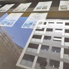 Anuncis d’habitatges a l’aparador d’una immobiliària.