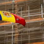 La bandera onejant davant d’un edifici en construcció.