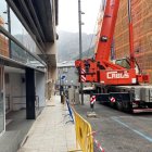La grua instal·lada al carrer doctor Molines d'Andorra la Vella