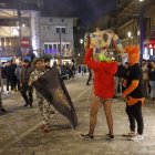 La comissió de festes d’Encamp durant la despenjada del Carnestoltes.