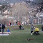 Famílies, nens i joves, els usuaris habituals del Prat del Roure, cap 'therian'.