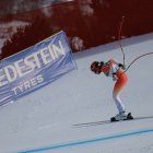 L'esquiadora suïssa, Corinne Suter, al salt final de la pista Àliga
