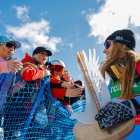 La guanyadora del segon supergegant, Sofia Goggia, firmant autògrafs als aficionats.