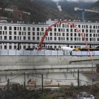 Un edifici acabat de construir davant de l’estació d’autobusos.