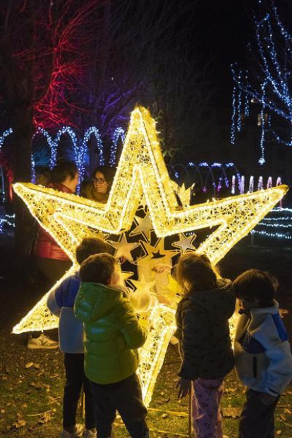 Un grup d'infants a la inauguració de Canillo brilla