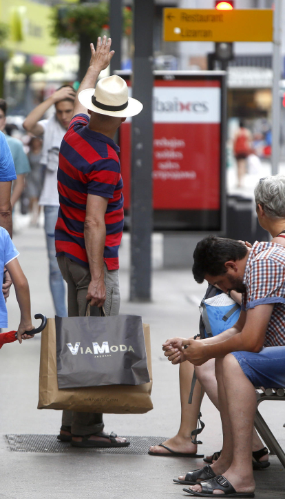 Turistes a l'Avinguda Meritxell, que serà de vianants els dies previs a l'arribada del Tour.