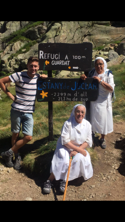 Les monges de Sant Josep de la Muntanya van pujar a  Juclar durant la seva visita anual al Casal de Sant Cerni i van captar aquest moment al cartell de prop del refugi.