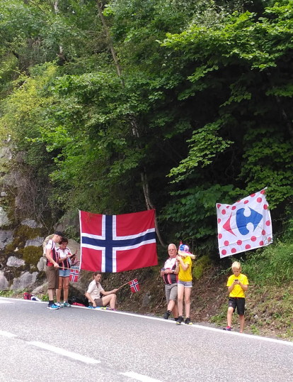 Una família de seguidors de Noruega va passar les primeres hores de la tarda als vorals de la carretera de la Comella en espera de l'arribada dels ciclistes.