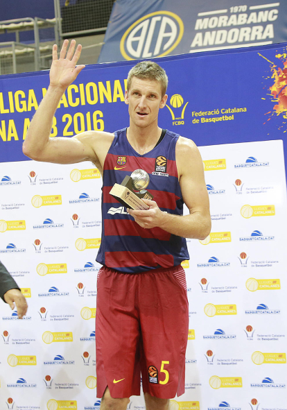 Justin Doellman recull el premi d'MVP de la final de la Lliga Catalana.