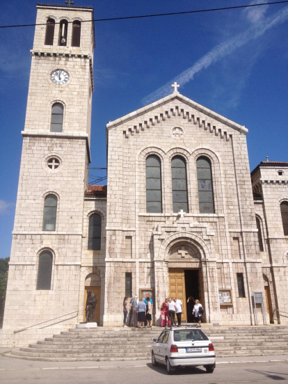 El Pablo Dias va ser una setmana a la capital de Bòsnia i Hercegovina, a Sarajevo, i va prendre aquesta instantània d'un cotxe aparcat just al davant d'una església.