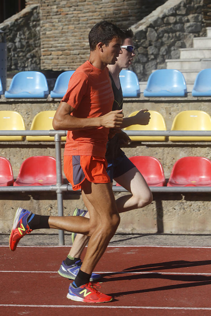 El subcampió d'Europa de 5.000 metres, Adel Mechaal, entrena amb Pol Moya per preparar els Jocs Olímpics de Rio a l'Estadi Comunal.