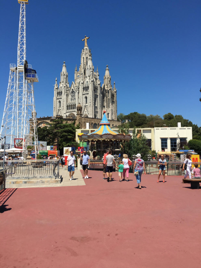 L'Adrià Ortega va pujar el cap de setmana passat al Tibidabo i va fotografiar el Temple Expiatori del Sagrat Cor.