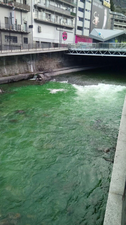 El riu Valira, tenyit de verd