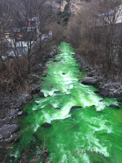 El riu Valira, tenyit de verd. Esteve Pinós