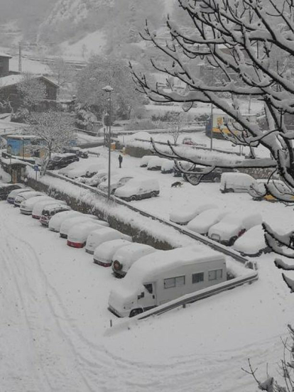 Cotxes coberts de neu a Sant Julià