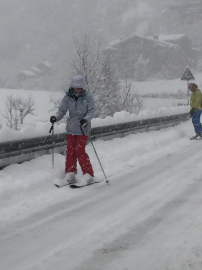 Esquiadors a la carretera d'Erts