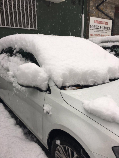 Gruixos tolls de neu sobre els cotxes