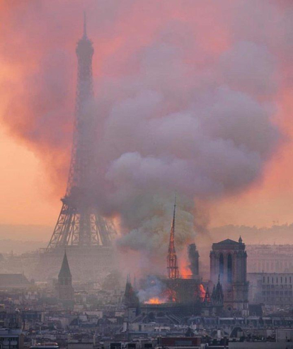 La catedral de Notre-Dame durant l'incendi i la Torre Eiffel de fons
