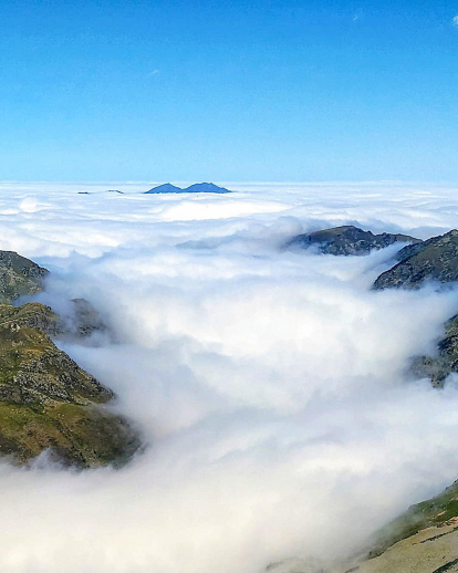 Uns núvols entre les muntanyes és la instantània que Robert Barbosa va captar durant una de les excursions que realitza habitualment. En aquesta ocasió, el magnífic dia i les vistes que s'oferien des del Coll d'Anrodat eren úniques.