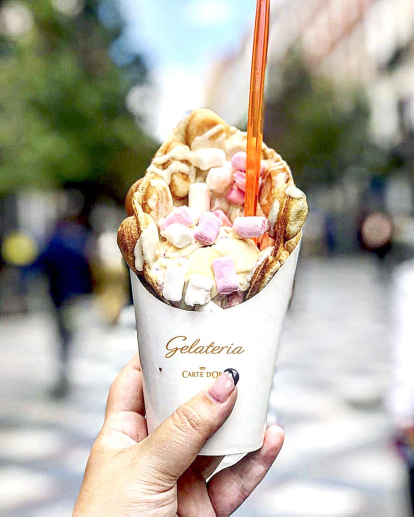 Els gelats són una de les millors maneres de pal·liar la intensa calor a l'estiu. L'Stephanie Mendes va decidir menjar-ne un de 'cheesecake' amb xocolata blanca ben colorit durant la seva estada a Madrid que va descriure com un  “Petit plaer”.