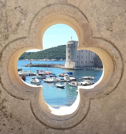 La tranquil·litat que transmet va ser el motiu pel qual Melissa Strasser va fer aquesta foto des d'un petit pont de Dubrovnik. S'hi enquadra el mar Adriàtic en calma, uns vaixells i un tros de la famosa muralla de la ciutat croata.