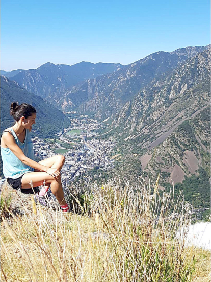 El fons de la Vall amb les parròquies d'Andorra la Vella i Escaldes protegides per les muntanyes és la instantània que Davinia Curto ha captat en una jornada d'excursió en la qual assegura que “des de dalt, tot es veu diferent”.