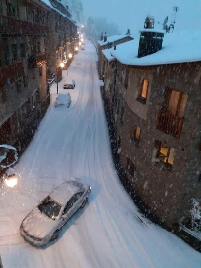 Un cotxe travessat a Ordino