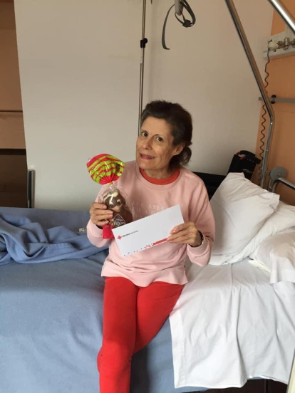 Una dona ingressada a l'hospital amb la mona que ha rebut Dilluns de Pasqua
