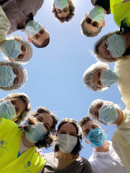 Tants dies de treball plegats ha provocat que sanitaris i voluntaris dels 'Stop Labs' hagin creat una amistat, com aquest grup de Sant Julià que ho immortalitza amb una fotografia.
