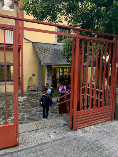 Els escolars de 5è i 6è de l'escola Sagrada Família el primer dia d'escola