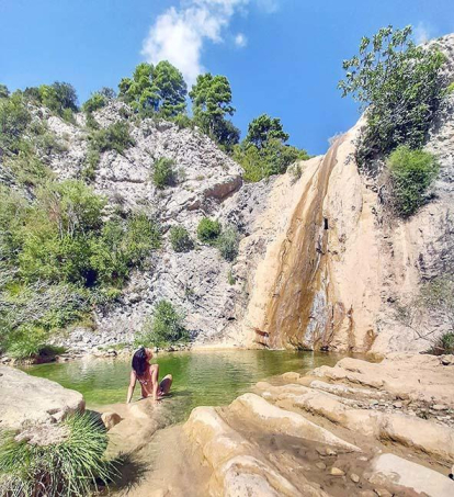 No cal viatjar lluny per veure meravelles de la natura. Un exemple és el de Karima El Massaoui, que va anar a Organyà i va aprofitar per refrescar-se en un petit llac format entre les roques.