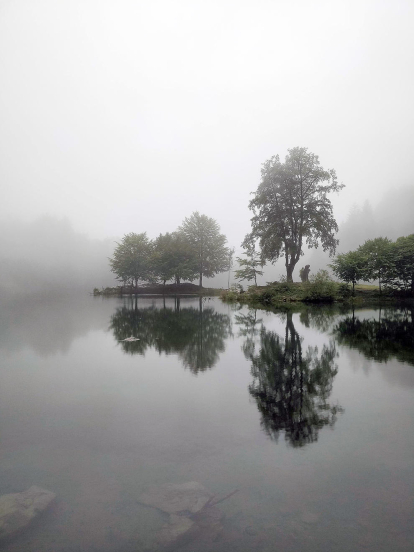 Un dia plujós i de boira també pot mostrar altres encants, com és el cas del llac de Bethmale, a França. L'Anna Salomó volia gaudir dels colors verds i turquesa i “vam descobrir l'encant del llac emboirat”.