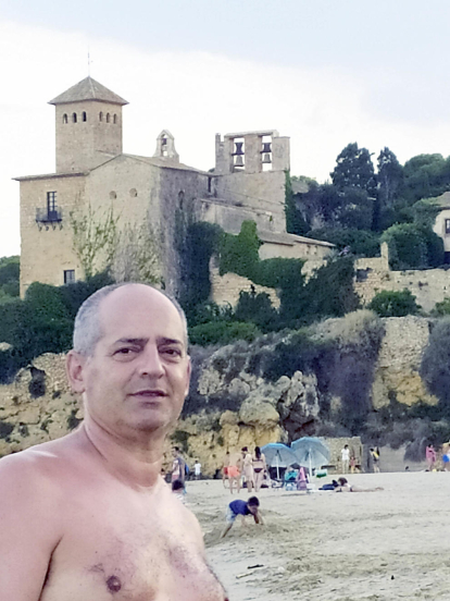 Carles Sellart i la seva família han passat uns dies de descans a la platja de Tamarit, a la província de Tarragona, mentre contemplaven de ben a prop el famós castell de la població de la Costa Daurada.