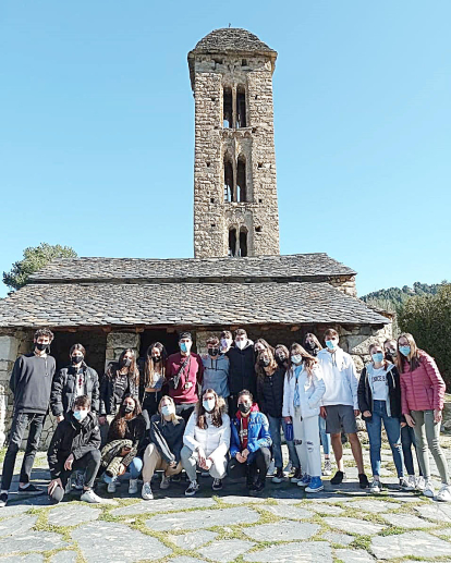 Els alumnes de primer de batxillerat del col·legi Sant Ermengol van visitar aquesta setmana dues icòniques esglésies romàniques d'Andorra: Sant Miquel d'Engolasters i Sant Martí de la Cortinada.