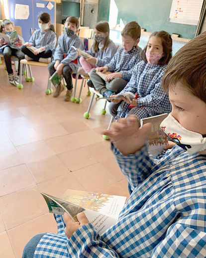 Alumnes de primària del col·legi Sagrada Família d'Escaldes-Engordany, poc abans d'una de les lectures compartides que van llegir a classe.