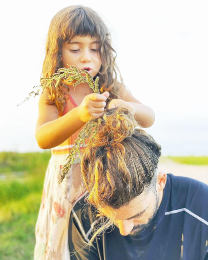 Albert Hinchado gaudia de la posta de sol amb la seva filla compartint aquest moment tendre de “true love”, segons relata, mentre ella li recollia el cabell amb unes flors al Delta de l'Ebre, a Tarragona.