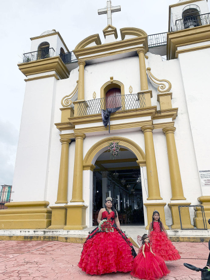 A l'església de Guadalupe la Nina Areny va presenciar la celebració dels 15 anys, on les nenes solen rebre del seu pare l'última nina.