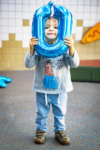 Els infants de les escoles bressol de la capital van afegir-se a celebrar el Dia mundial de la infància vestint-se de color blau divendres i van omplir de globus les aules.