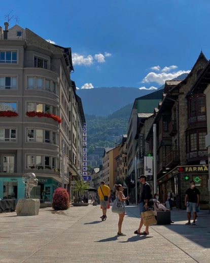 L'últim dia de la Festa Major d'Andorra la Vella, Federico Gratti va fer aquesta imatge “d'un preciós matí” a Escaldes-Engordany davant l'Hotel Roc Blanc a l'avinguda comercial principal del país.