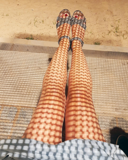 “Ombres o mitges d'estiu?”, així descriu Àfrica Carpi l'autoretrat de les seves cames que es va fer a Cambrils. Una imatge amb la qual vol transmetre frescor i originalitat que depèn com es miri respon a la pregunta que es fa.
