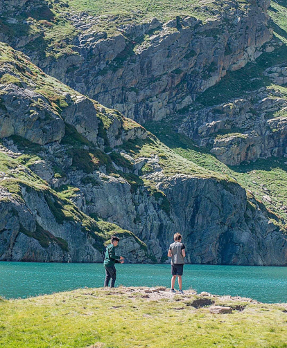“Dos nois jugant a l'estany de Cabana Sorda en un assolellat dissabte a Andorra.” Així és com Federico Gabriel Gratti descriu la fotografia feta en aquest estany de Canillo.