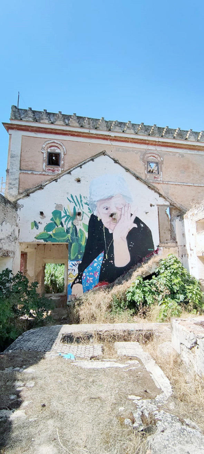 Entre els carrers del municipi espanyol d'Écija, a la província de Sevilla, hi trobem el dibuix de l'artista Virgínia Bernabé que Laura Díez ha fotografiat i que aconsegueix atraure't màgicament fins no deixar d'observar-lo.