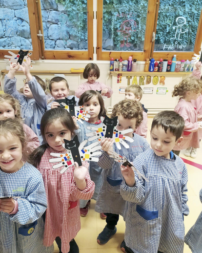 Els alumnes d'infantil del col·legi Mare Janer van celebrar Halloween a la classe d'anglès creant els seus propis ratpenats i aranyes.