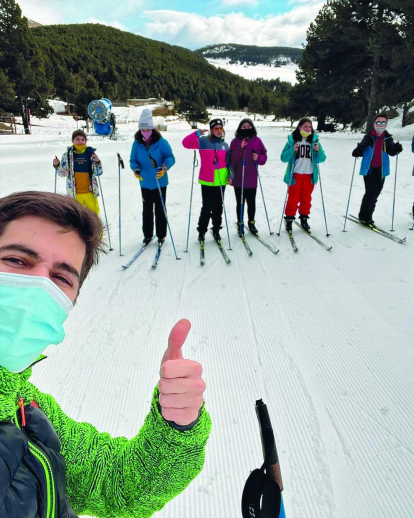 El jovent de Laurèdia Jove aprofitava les vacances de Nadal i la neu de les últimes setmanes per divertir-se en grup gaudint de l'estació de la parròquia, Naturland, amb l'esquí de muntanya.