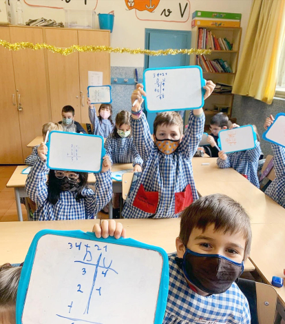 Els alumnes de primer de primària del Sagrada Família d'Escaldes es van introduir encara més en les matemàtiques fent sumes i restes amb la pissarreta.