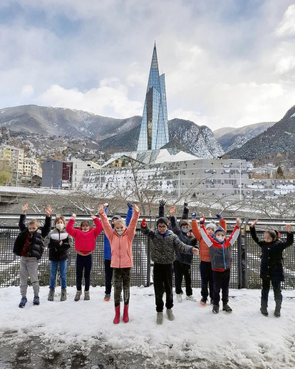 Els alumnes d'infantil i de primària del col·legi espanyol María Moliner han aprofitat les nevades d'aquesta setmana per jugar amb la neu al pati de l'escola, i també per fer-se fotografies com aquesta aprofitant les vistes que tenen des del centre.