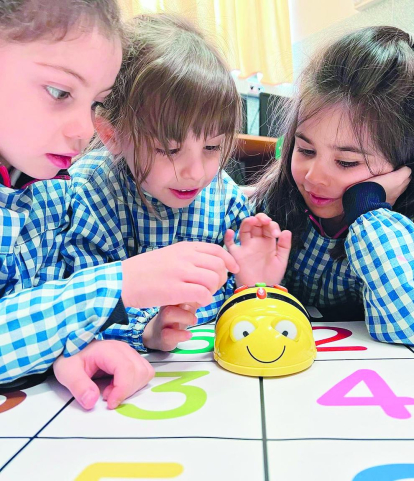 Els nens i nenes de l'aula dels Yoguis d'infantil del Safa d'Escaldes han conegut aquesta setmana la Bee-Bot, una joguina en forma d'abella que els ajudarà a introduir-se a la robòtica.