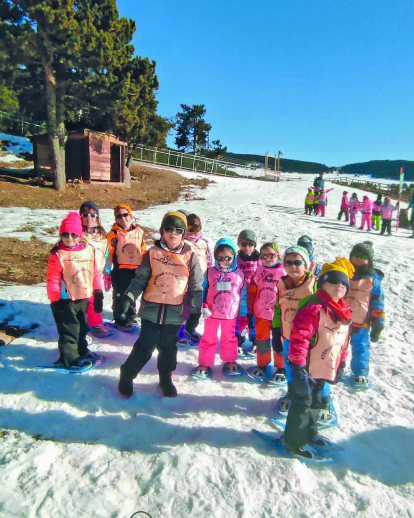 La classe dels Ossos de l'escola andorrana de Sant Julià van aprofitar per fer esquí de fons i trineus a Naturland, a més de gaudir del paisatge de l'estació laurediana.